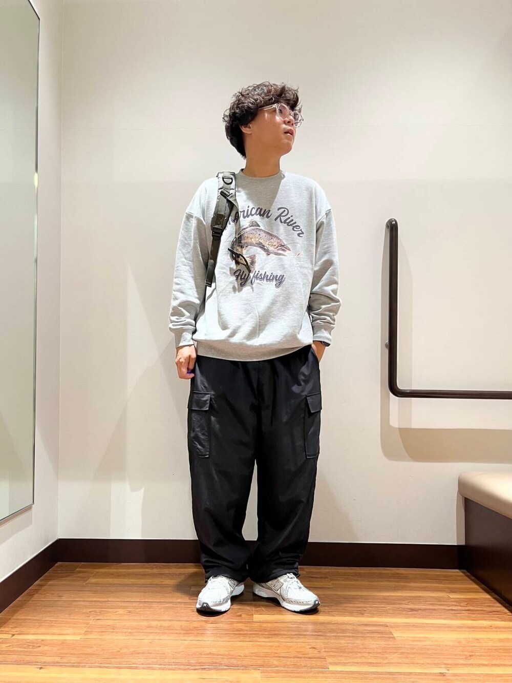 グリーン系のバックパック/リュック、ブラック系のその他パンツ、ブラック系のダウンベストを着用したメンズの秋コーディネートの2枚目の写真