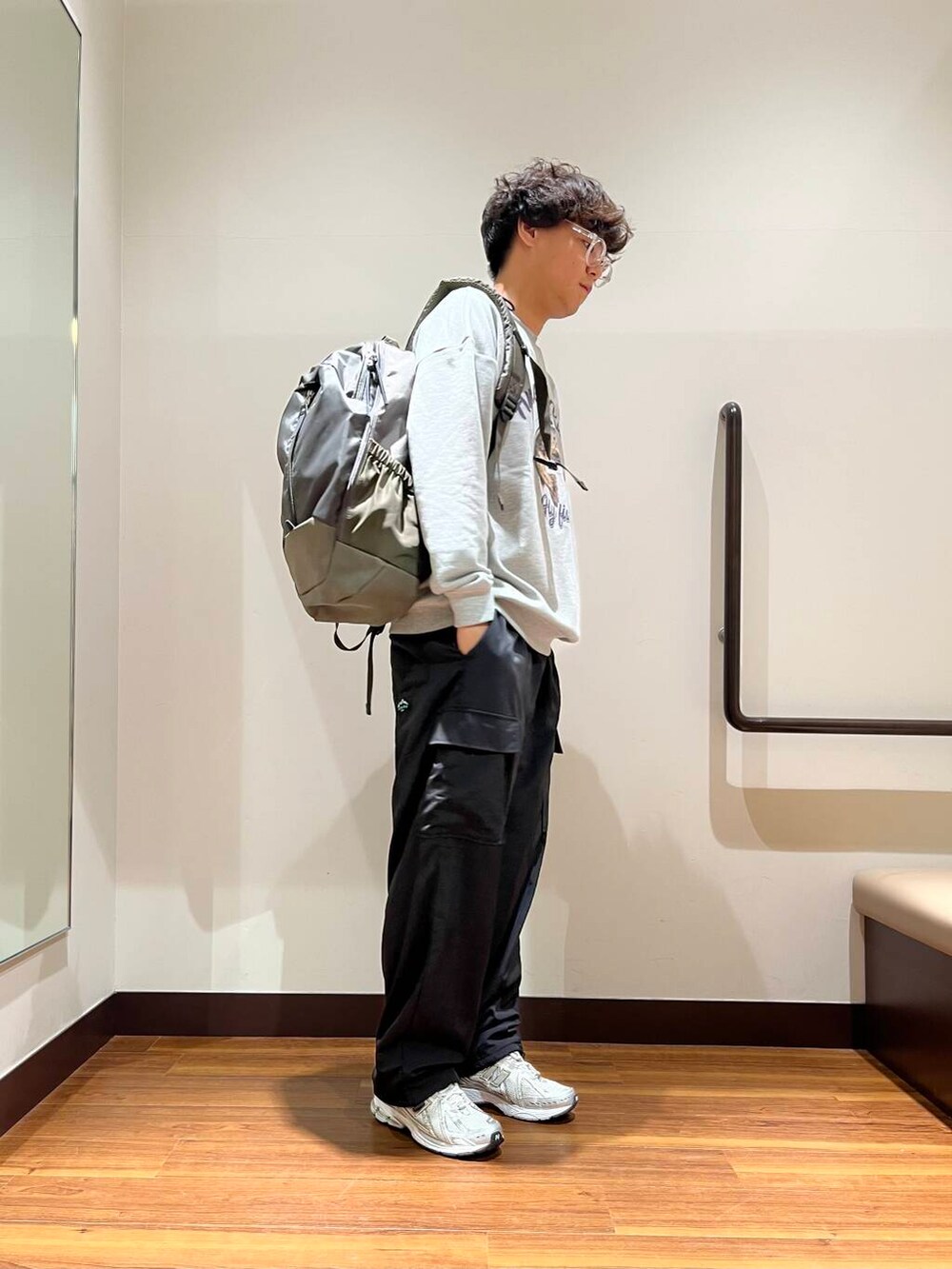 グリーン系のバックパック/リュック、ブラック系のその他パンツ、ブラック系のダウンベストを着用したメンズの秋コーディネートの3枚目の写真