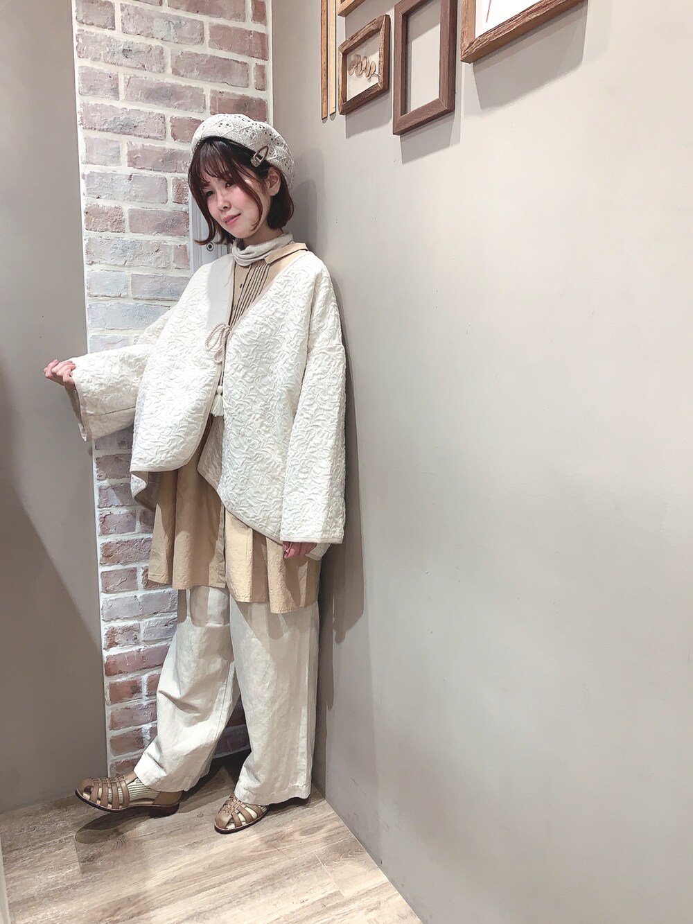 ホワイト系のジャケット/アウター、ベージュ系のシャツ/ブラウス、ベージュ系のパンツを着用したレディースの冬コーディネートの2枚目の写真