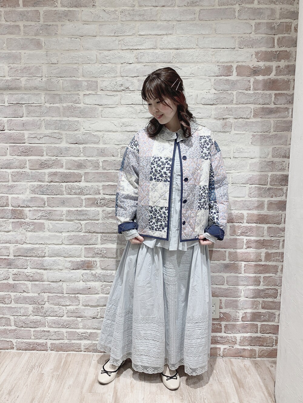 ブルー系のジャケット/アウター、イエロー系のジャケット/アウター、ホワイト系のシャツ/ブラウスを着用したレディースの春コーディネートの2枚目の写真