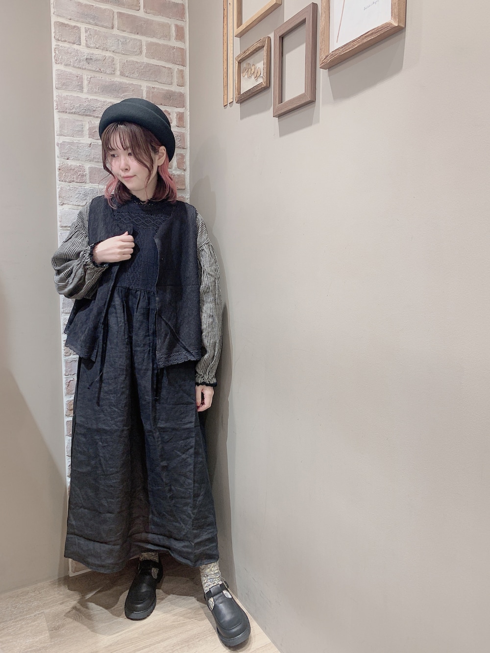 ブラック系のジャケット/アウター、ブラック系のスカート、ブラック系のシューズを着用したレディースの夏コーディネートの2枚目の写真