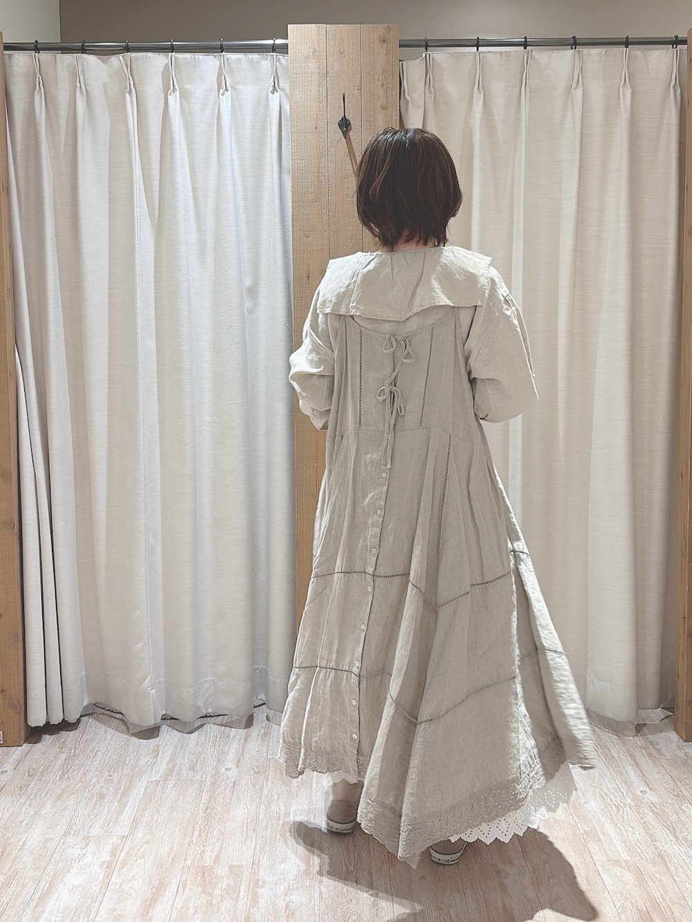 ベージュ系のシャツ/ブラウスを着用したレディースの春コーディネートの3枚目の写真