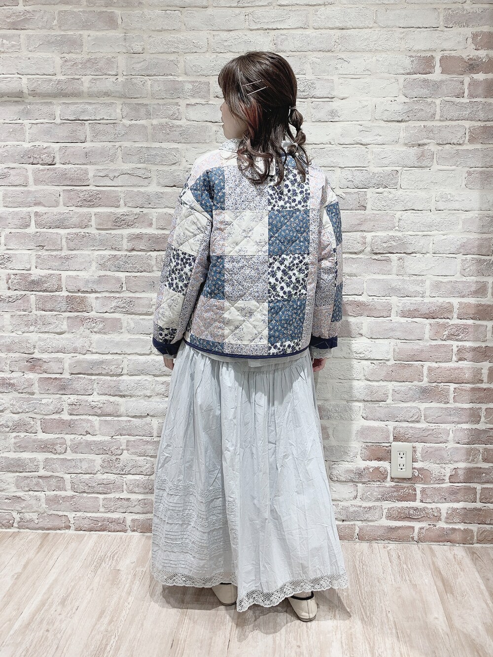 ブルー系のジャケット/アウター、イエロー系のジャケット/アウター、ホワイト系のシャツ/ブラウスを着用したレディースの春コーディネートの3枚目の写真