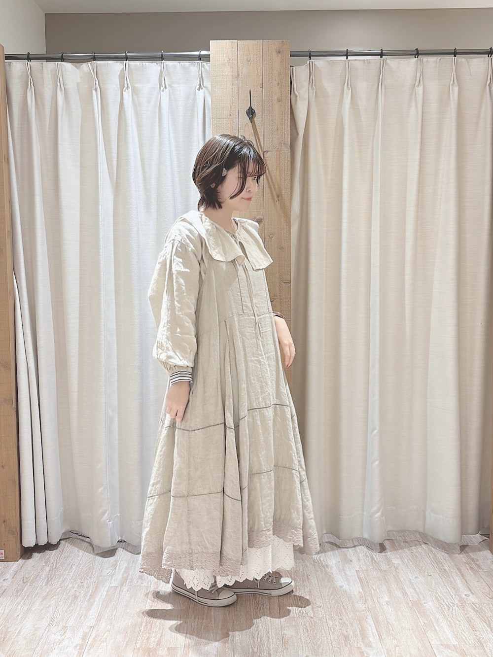 ベージュ系のシャツ/ブラウスを着用したレディースの春コーディネートの2枚目の写真