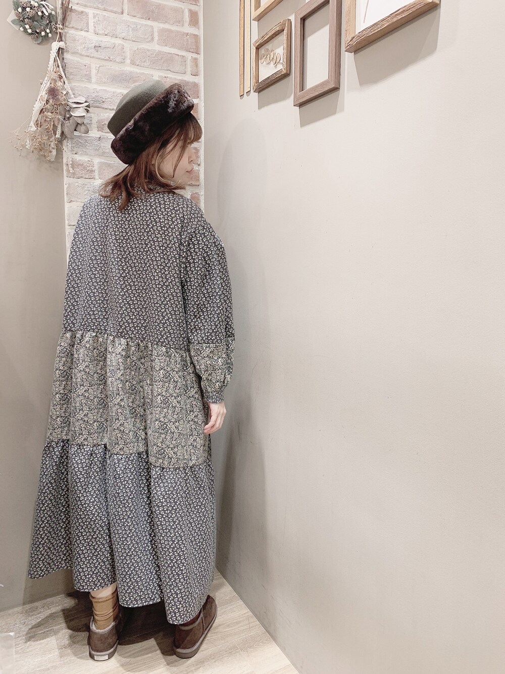 グレー系のワンピース/ドレス、ブラウン系のシューズ、ブラウン系のハットを着用したレディースの秋コーディネートの3枚目の写真