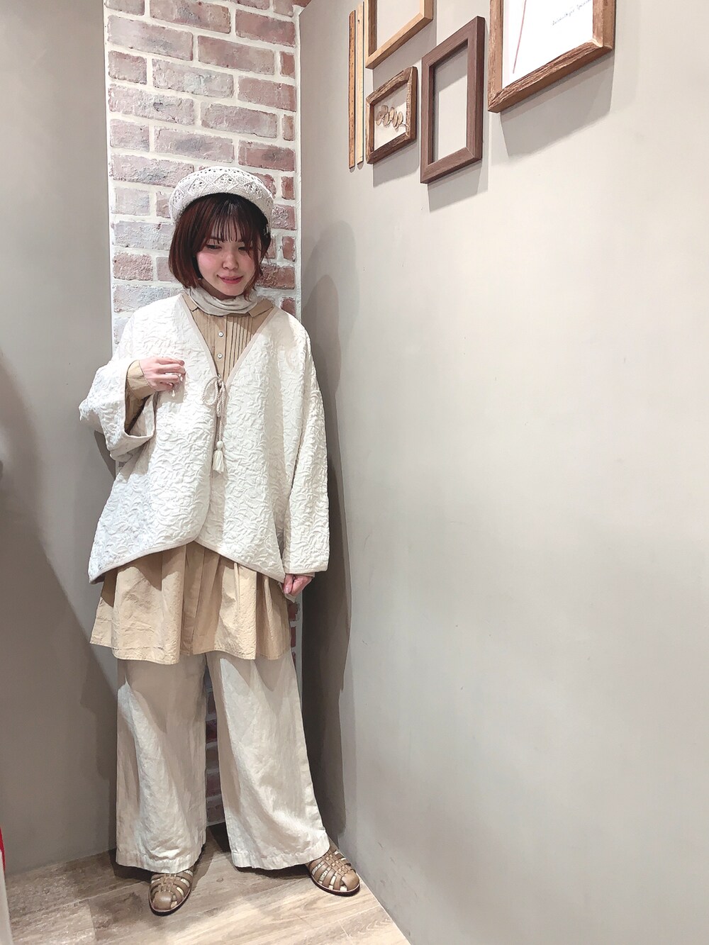 ホワイト系のジャケット/アウター、ベージュ系のシャツ/ブラウス、ベージュ系のパンツを着用したレディースの冬コーディネートの4枚目の写真