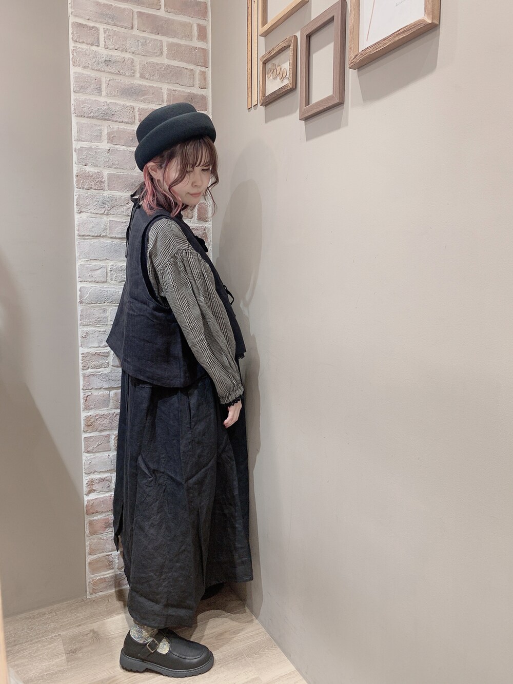 ブラック系のジャケット/アウター、ブラック系のスカート、ブラック系のシューズを着用したレディースの夏コーディネートの3枚目の写真
