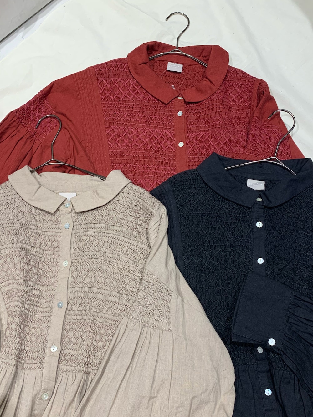 レッド系のワンピース/ドレス、ブラウン系のシューズ、ベージュ系のハンチング/ベレー帽を着用したレディースの夏コーディネートの4枚目の写真
