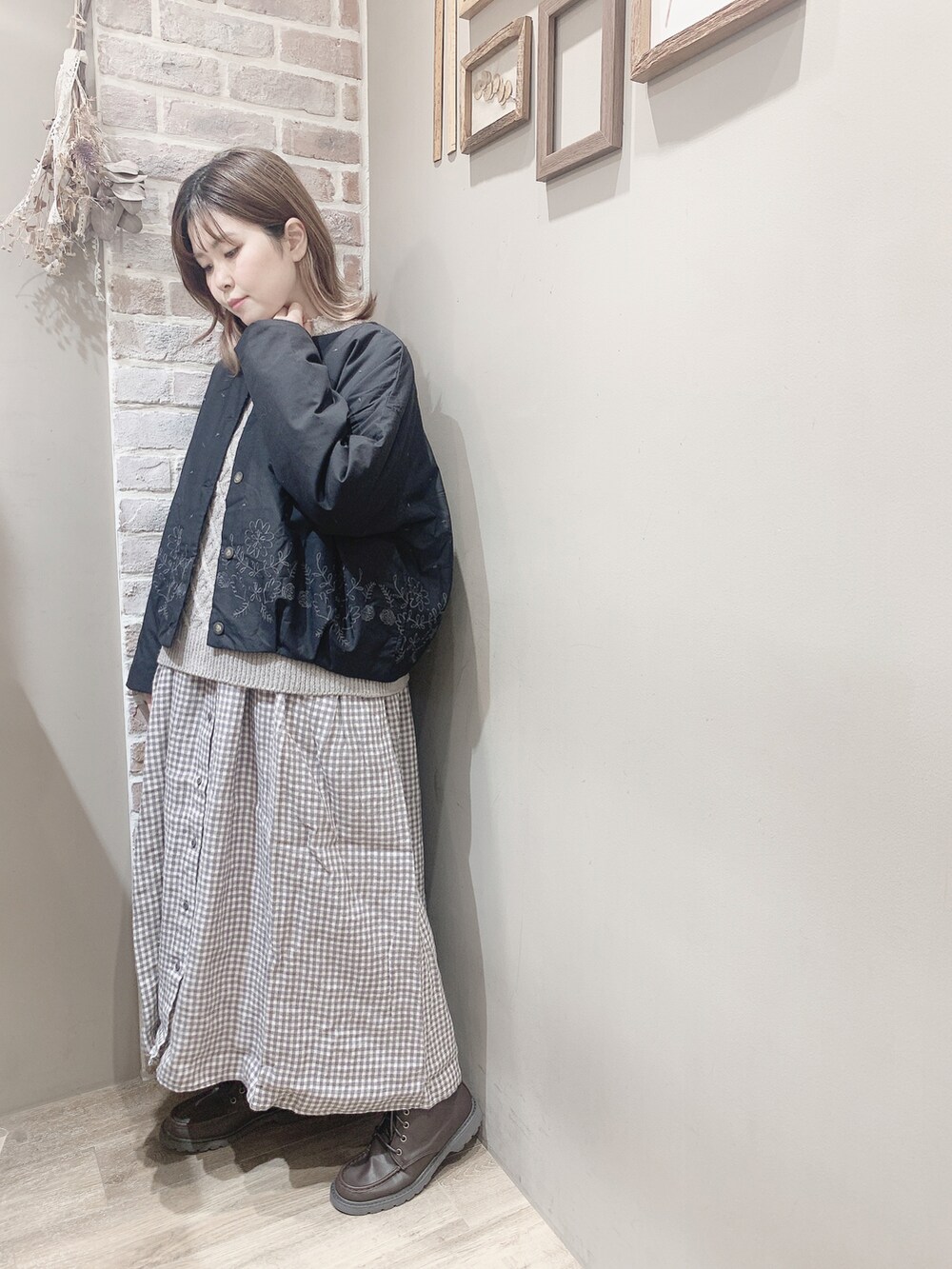 ブラック系のジャケット/アウター、ブラウン系のブーツ、その他のその他を着用したレディースの秋コーディネートの2枚目の写真