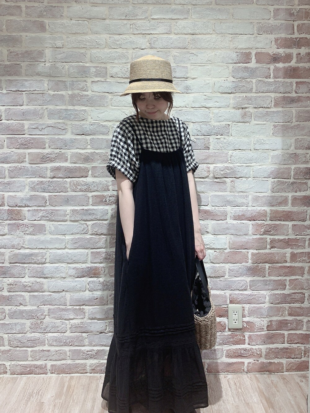 ブラック系のワンピース、ブラック系のシャツ/ブラウス、ブラック系のハンドバッグを着用したレディースの夏コーディネートの3枚目の写真