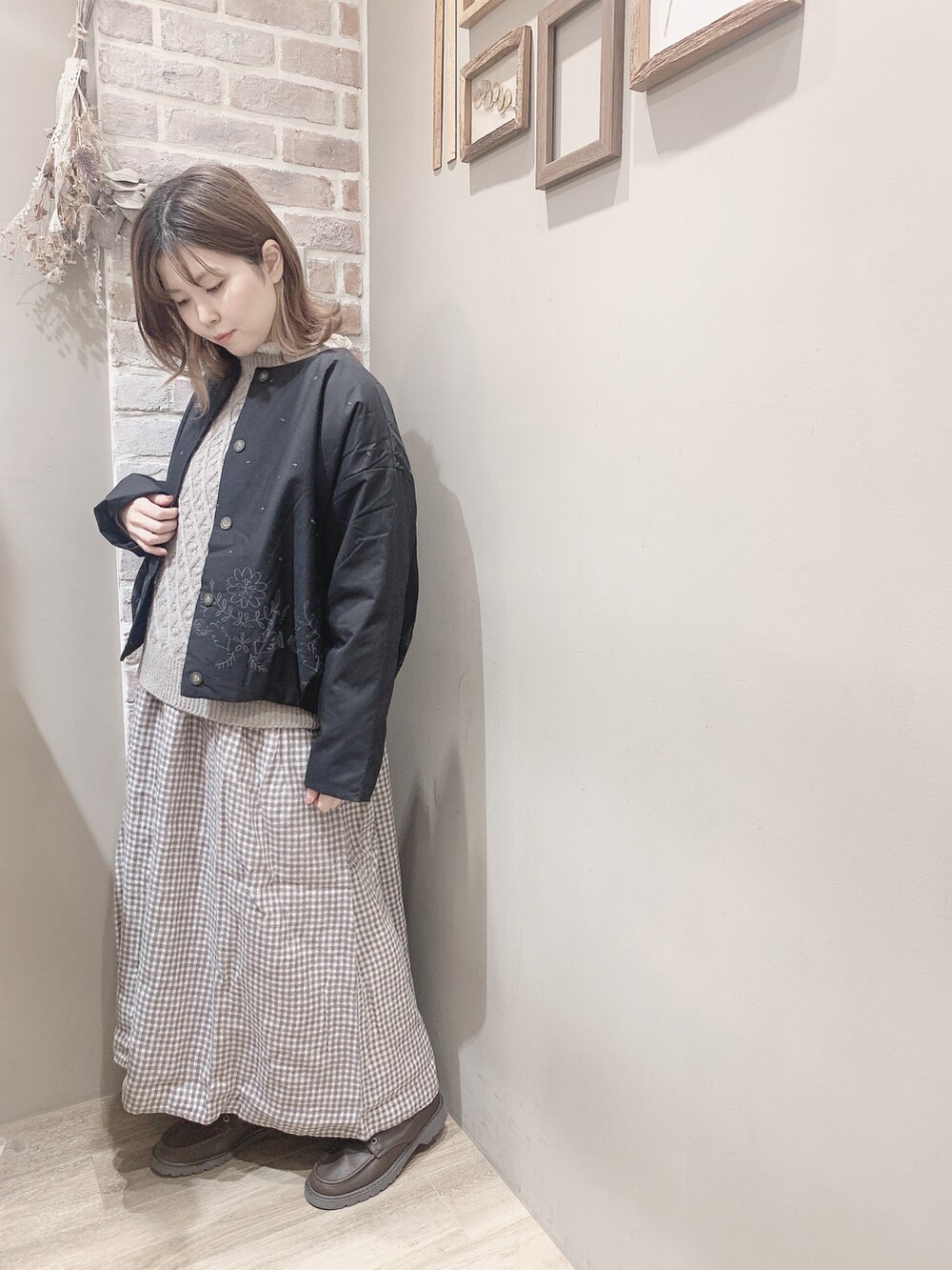 ブラック系のジャケット/アウター、ブラウン系のブーツ、その他のその他を着用したレディースの秋コーディネートの4枚目の写真