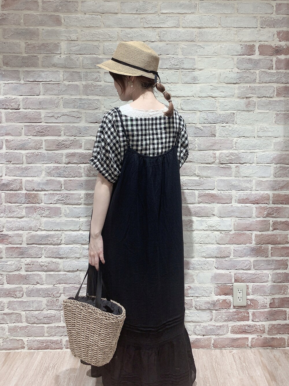 ブラック系のワンピース、ブラック系のシャツ/ブラウス、ブラック系のハンドバッグを着用したレディースの夏コーディネートの2枚目の写真