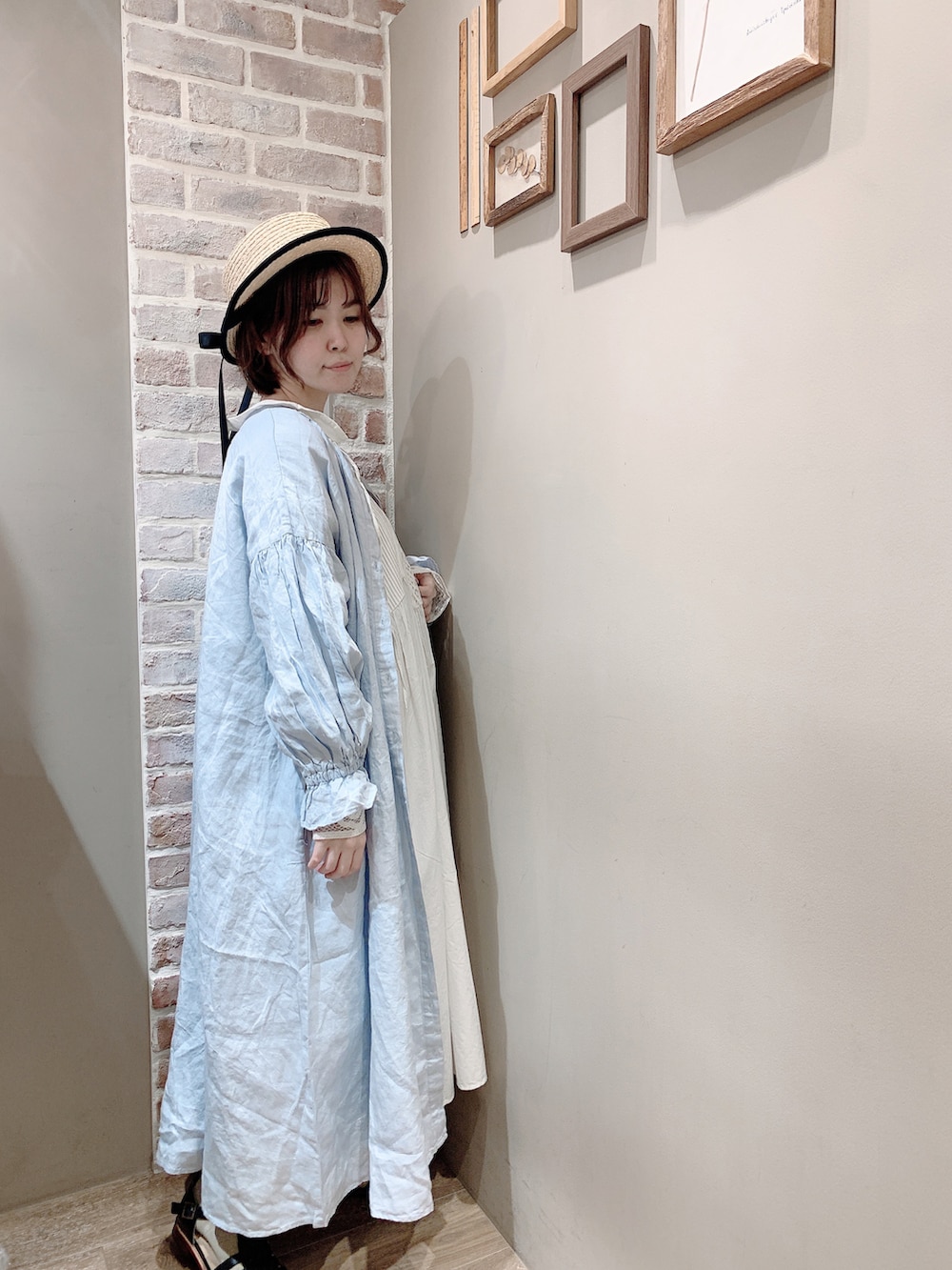 ホワイト系のワンピース、ブルー系のワンピース/ドレス、ブラック系のサンダルを着用したレディースの冬コーディネートの3枚目の写真