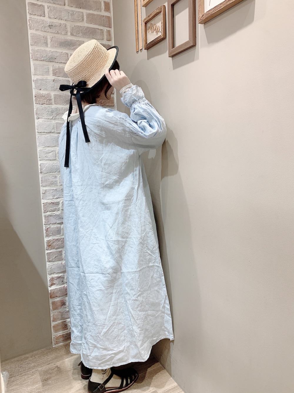 ホワイト系のワンピース、ブルー系のワンピース/ドレス、ブラック系のサンダルを着用したレディースの冬コーディネートの4枚目の写真