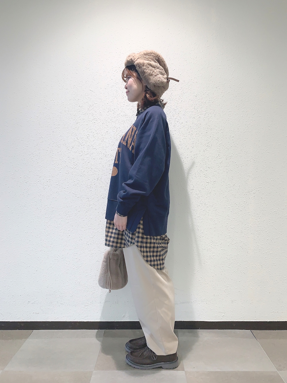 ブルー系のスウェット、ベージュ系のシャツ/ブラウス、ベージュ系のその他パンツを着用したレディースの秋コーディネートの3枚目の写真