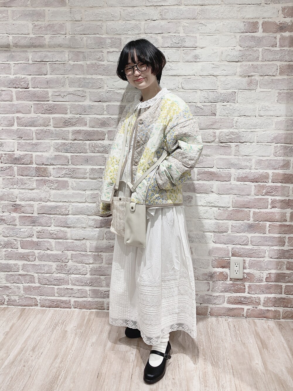 ブルー系のジャケット/アウター、イエロー系のジャケット/アウター、ホワイト系のシャツ/ブラウスを着用したレディースの春コーディネートの5枚目の写真