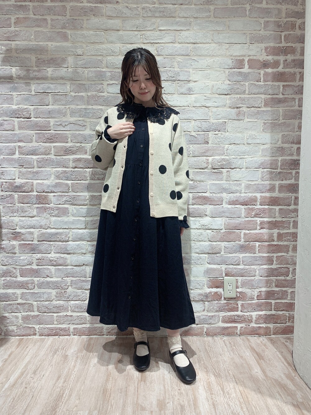 ホワイト系のニット/セーター、ブラック系のシャツ/ブラウス、ブラック系のワンピース/ドレスを着用したレディースの秋コーディネートの2枚目の写真