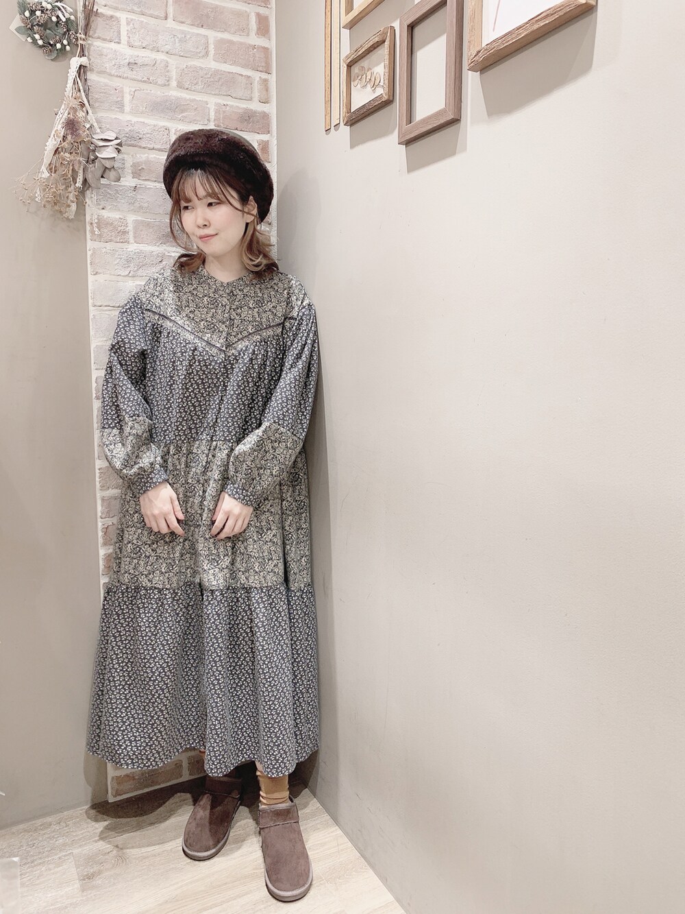 グレー系のワンピース/ドレス、ブラウン系のシューズ、ブラウン系のハットを着用したレディースの秋コーディネートの2枚目の写真