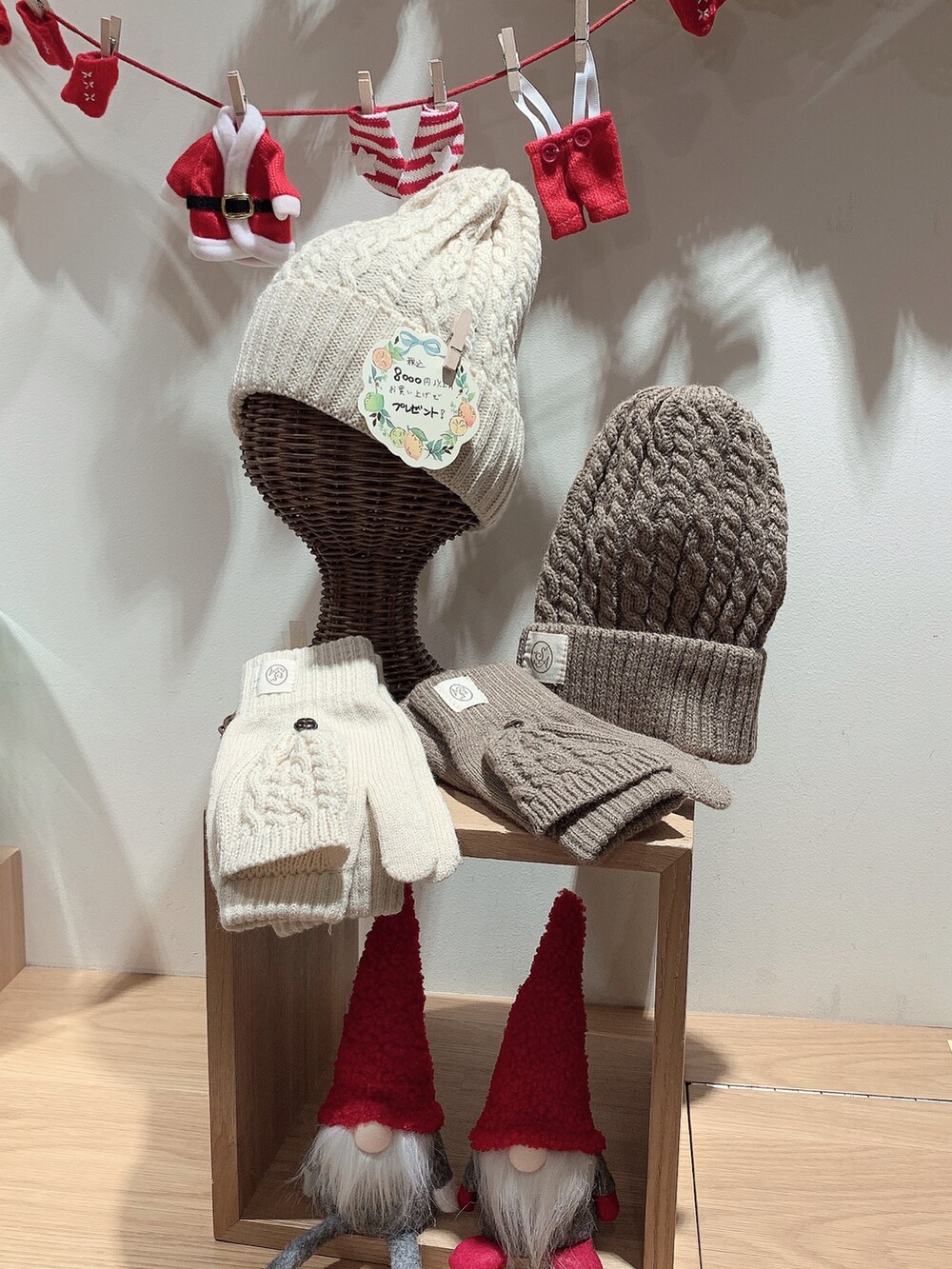 グレー系のワンピース/ドレス、ブラウン系のシューズ、ブラウン系のハットを着用したレディースの秋コーディネートの5枚目の写真