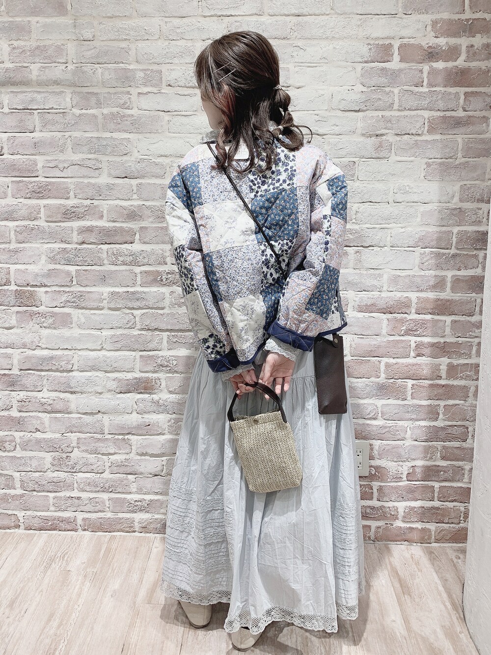 ブルー系のジャケット/アウター、イエロー系のジャケット/アウター、ホワイト系のシャツ/ブラウスを着用したレディースの春コーディネートの4枚目の写真