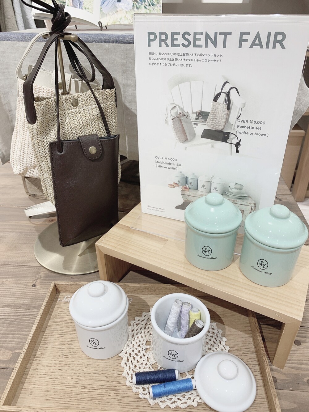 ブルー系のベスト、ホワイト系のシャツ/ブラウス、ホワイト系のスカートを着用したレディースの春コーディネートの5枚目の写真