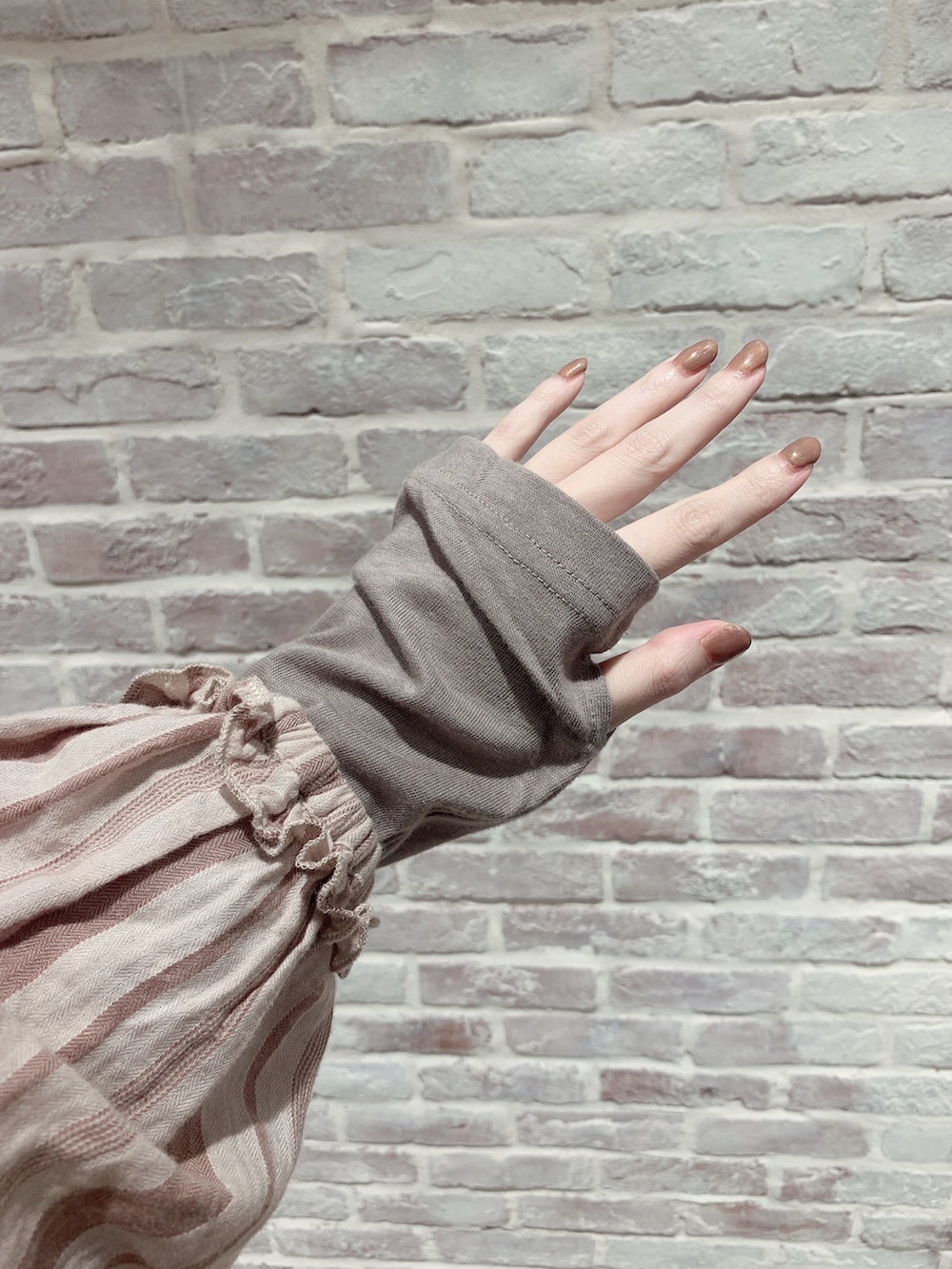 オレンジ系のワンピース/ドレス、ブラウン系のTシャツ/カットソー、ブラウン系のレギンス/スパッツを着用したレディースの秋コーディネートの5枚目の写真