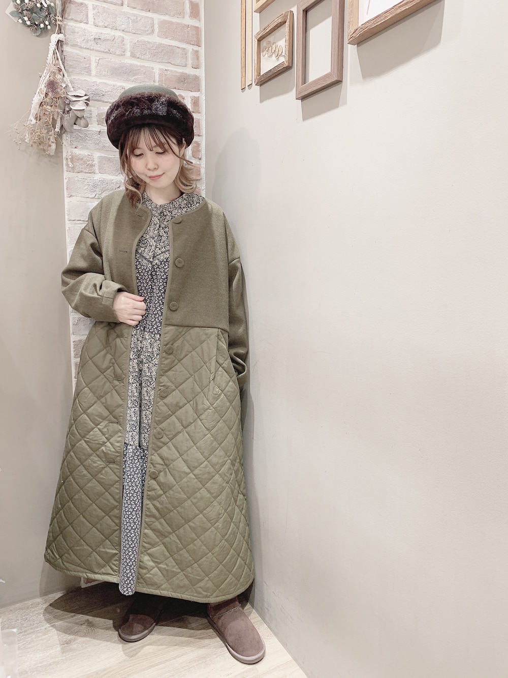 グレー系のワンピース/ドレス、ブラウン系のシューズ、ブラウン系のハットを着用したレディースの秋コーディネートの4枚目の写真