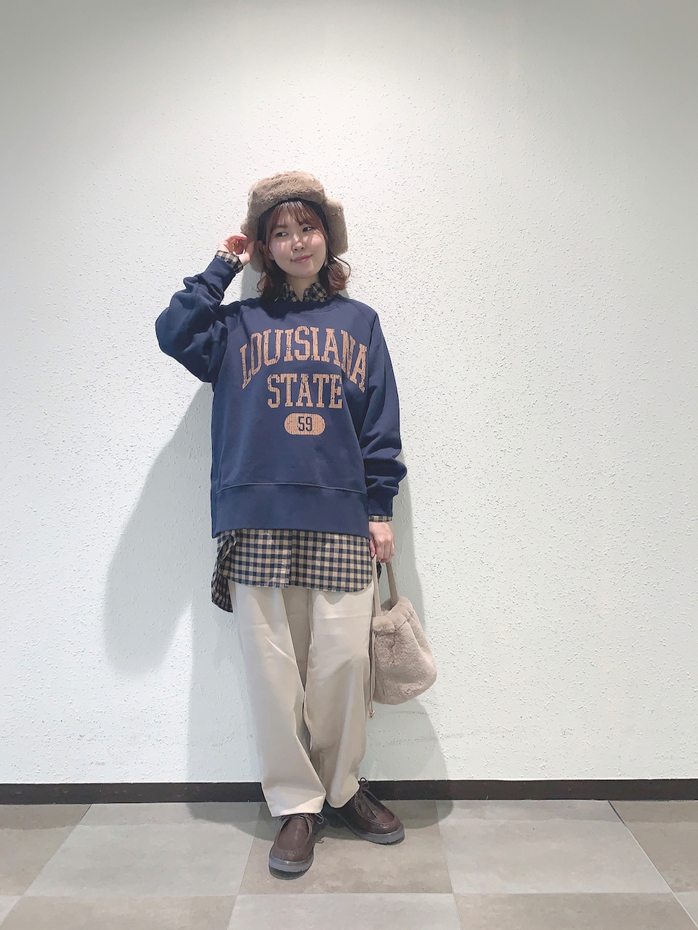 ブルー系のスウェット、ベージュ系のシャツ/ブラウス、ベージュ系のその他パンツを着用したレディースの秋コーディネートの2枚目の写真