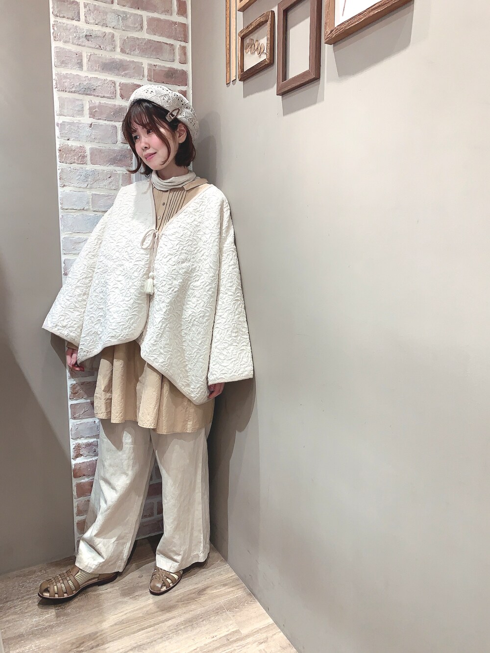 ホワイト系のジャケット/アウター、ベージュ系のシャツ/ブラウス、ベージュ系のパンツを着用したレディースの冬コーディネートの3枚目の写真