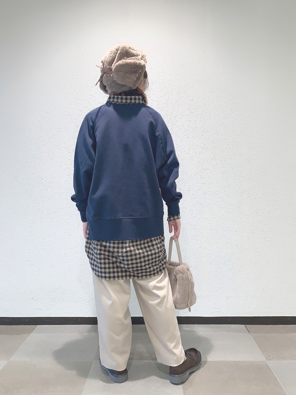 ブルー系のスウェット、ベージュ系のシャツ/ブラウス、ベージュ系のその他パンツを着用したレディースの秋コーディネートの4枚目の写真