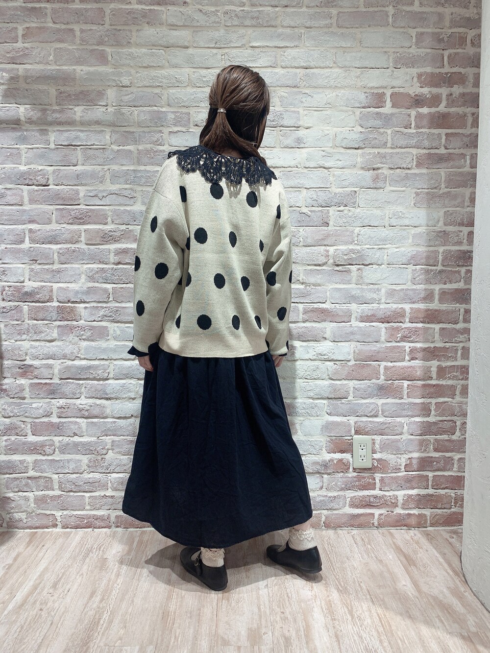 ホワイト系のニット/セーター、ブラック系のシャツ/ブラウス、ブラック系のワンピース/ドレスを着用したレディースの秋コーディネートの3枚目の写真