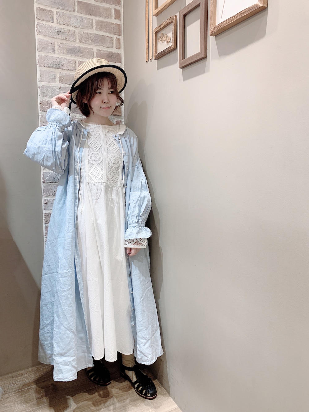 ホワイト系のワンピース、ブルー系のワンピース/ドレス、ブラック系のサンダルを着用したレディースの冬コーディネートの2枚目の写真