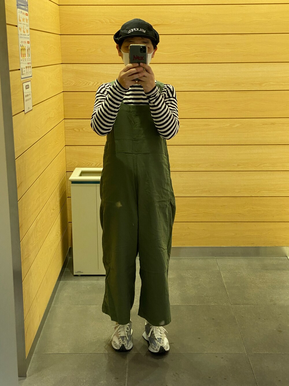 グリーン系のブルゾン、グリーン系のサロペット/オーバーオール、その他のシューズを着用したメンズの冬コーディネートの2枚目の写真