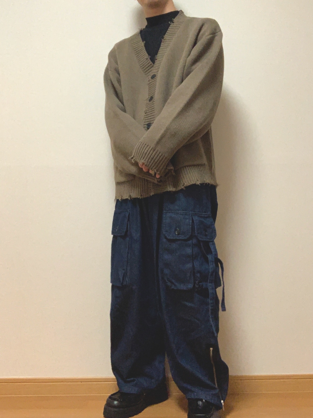 ベージュ系のカーディガン/ボレロ、ブルー系のデニムパンツを着用したメンズの秋コーディネートの2枚目の写真