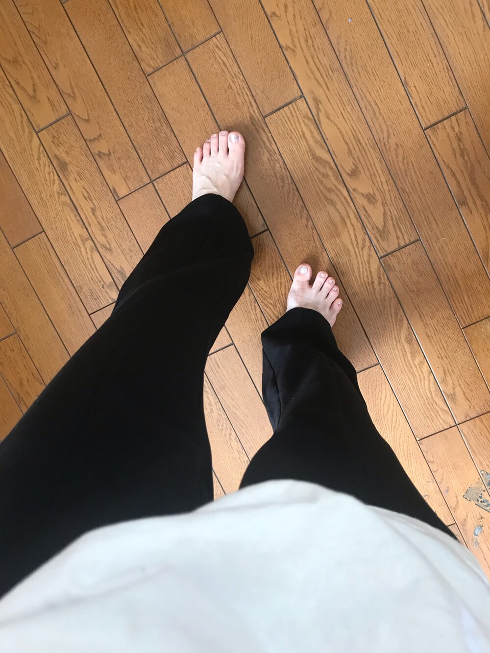 ホワイト系のTシャツ/カットソー、ブラック系のサンダル、ブラック系のスラックスを着用したレディースの夏コーディネートの2枚目の写真