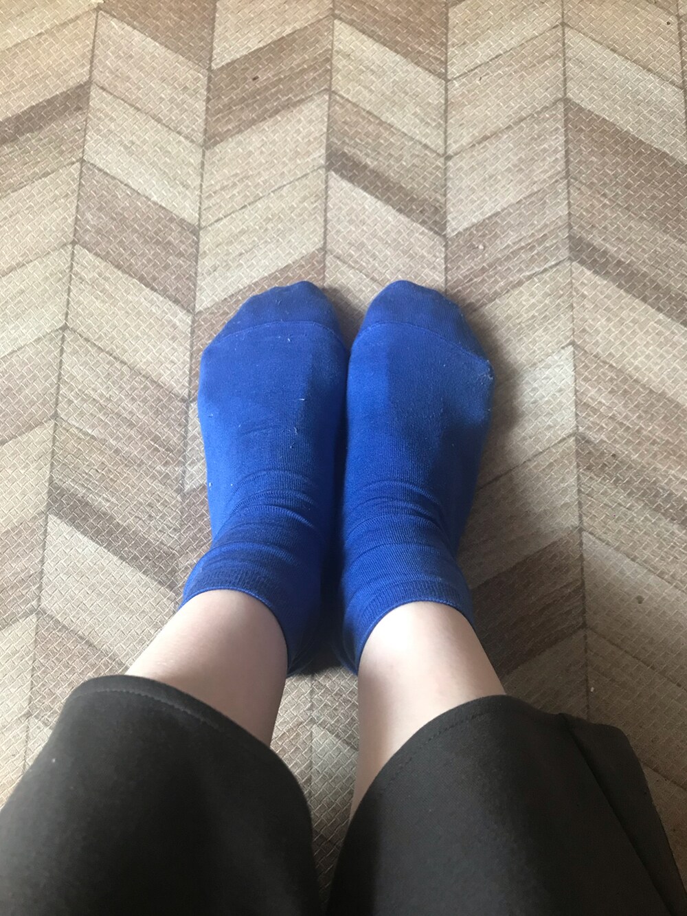 ブラック系のTシャツ/カットソー、グレー系のスカートを着用したレディースの夏コーディネートの2枚目の写真