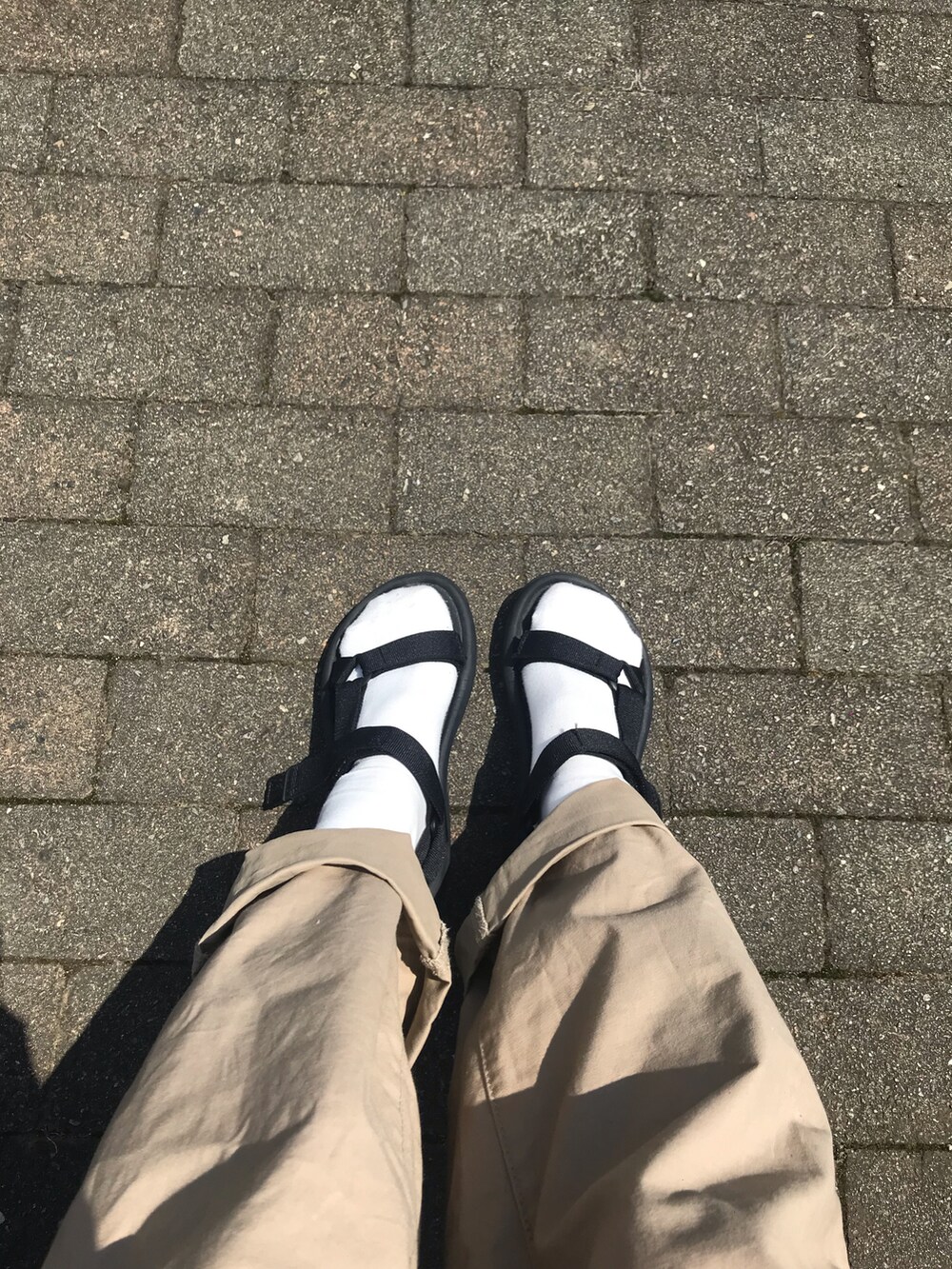 ホワイト系のTシャツ/カットソー、ホワイト系のトートバッグを着用したレディースの夏コーディネートの2枚目の写真