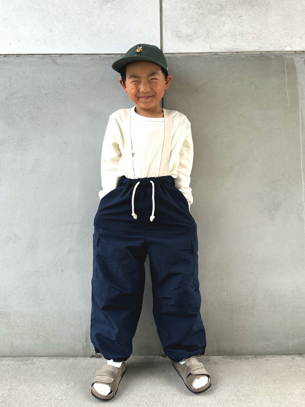 「秋服まるっと大公開、スポーツミックス、秋コーデ、サロペット、UNIQLO、プチプラ、サンダルに靴下、キャップ、ワッフル、カーゴパンツ、カジュアルコーデ、休日スタイル、お出かけコーデ、ロンT、パラシュートパンツ」|「LOWRYS FARMのパラシュートパンツ 977113(カーゴパンツ、ブルー系)」を使った、m & s & nさん(キッズ・120cm)の秋コーディネートの2枚目の写真