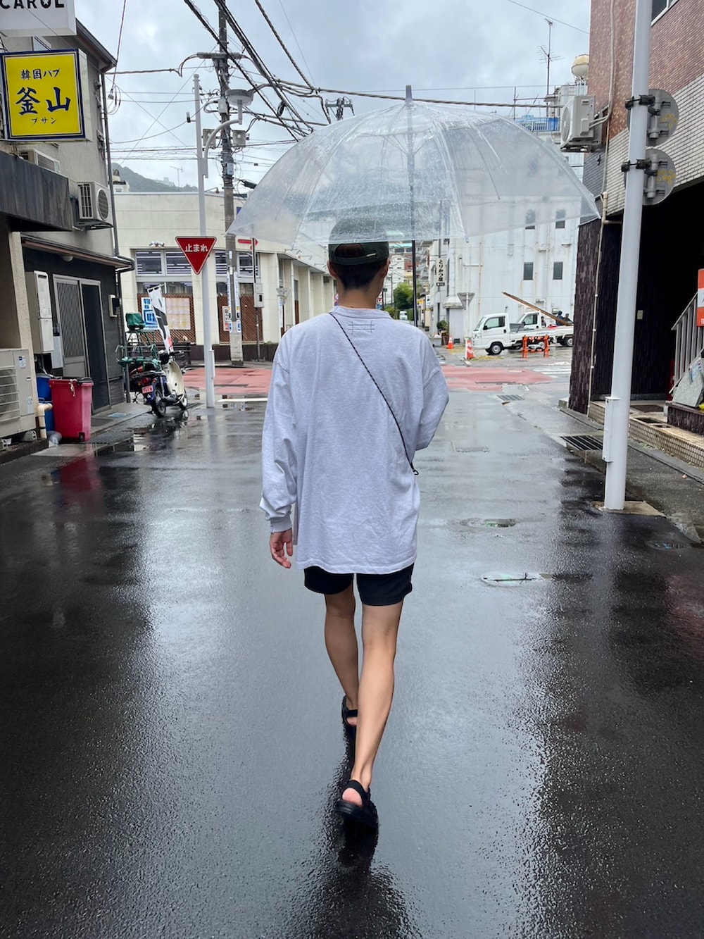 ブラック系のサンダル、ブラック系のその他パンツ、グレー系のTシャツ/カットソーを着用したメンズの夏コーディネートの2枚目の写真