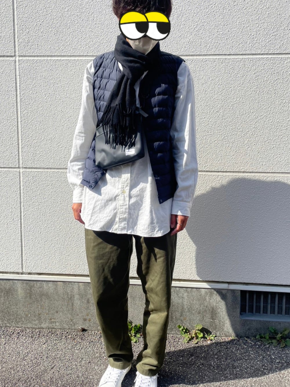 グリーン系のパンツ、ホワイト系のスニーカー、ホワイト系のシャツ/ブラウスを着用したメンズの冬コーディネートの2枚目の写真