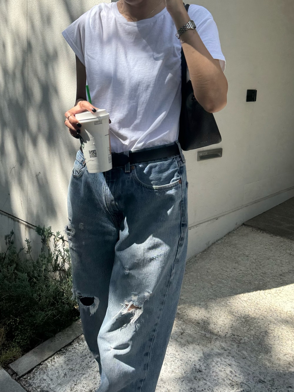 「AKTE、アクテ、白Tシャツ、オトナ女子、大人可愛い、オトナカワイイ、デニムコーデ、ゆるコーデ、高身長女子、大人コーデ、夏ファッション、Tシャツ/カットソー、Tシャツ×デニム、シンプルカジュアル、オトナカジュアル」｜「AKTEのリラックスクルーネックTシャツ（Tシャツ/カットソー、ホワイト系）」を使った、satocoさん（レディース・167cm）の夏コーディネートの2枚目の写真