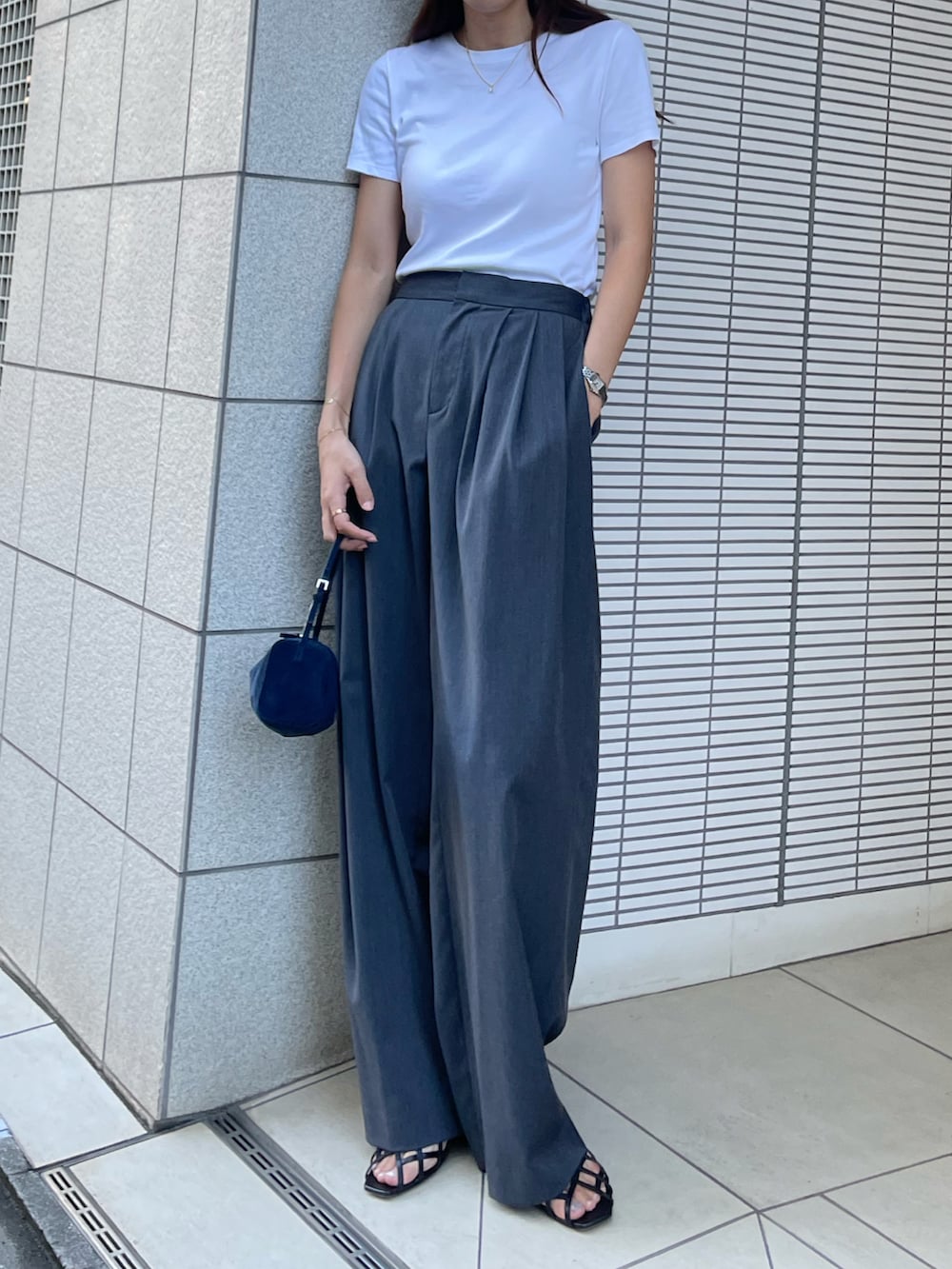 「AKTE、アクテ、秋服準備はじめました、オトナカジュアル、秋コーデ、お出かけコーデ、シンプルスタイル、キレイめカジュアル、オトナカワイイ、オトナ女子、パンツスタイル、大人コーデ、ノームコア」｜「PETIT BATEAUのクルーネック半袖Ｔシャツ（Tシャツ/カットソー、ホワイト系）」を使った、satocoさん（レディース・165cm）の秋コーディネートの2枚目の写真