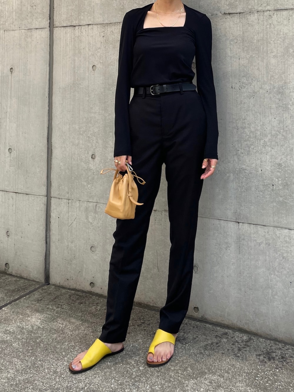 ブラック系のTシャツ/カットソー、ブラック系のその他パンツ、ベージュ系のバッグを着用したレディースの秋コーディネートの2枚目の写真