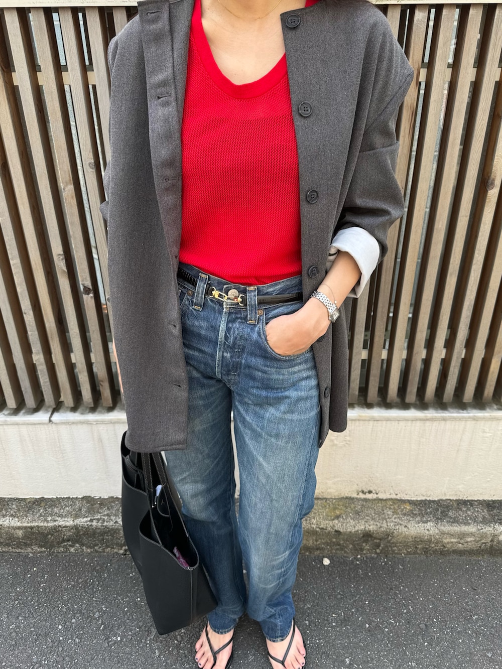 レッド系のトップス、グレー系のシャツ/ブラウス、ブルー系のパンツを着用したレディースの夏コーディネートの2枚目の写真