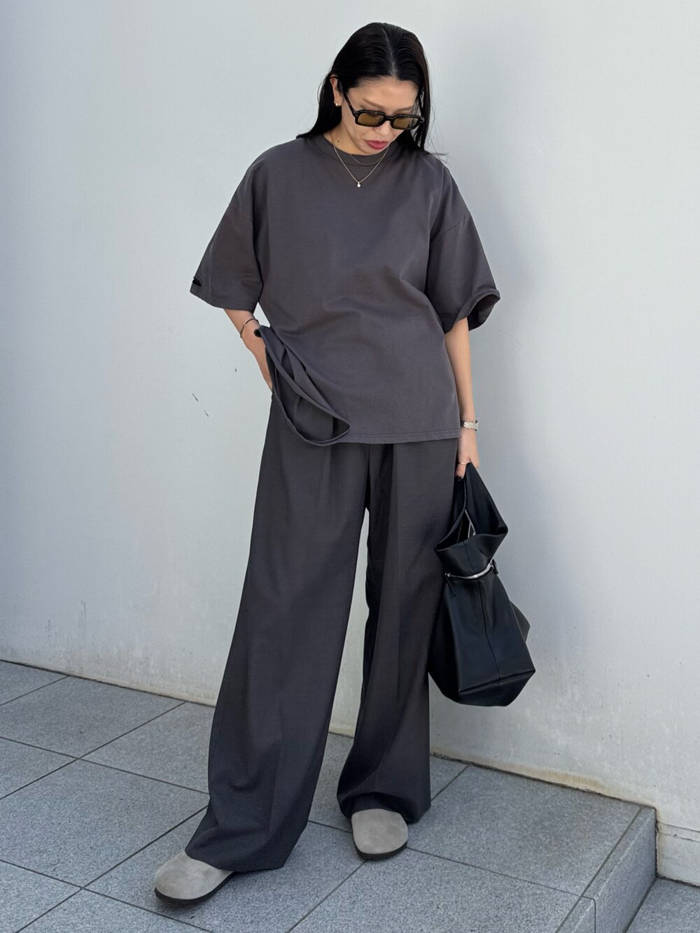 グレー系のTシャツ/カットソー、ベージュ系のシューズを着用したレディースの春コーディネートの2枚目の写真