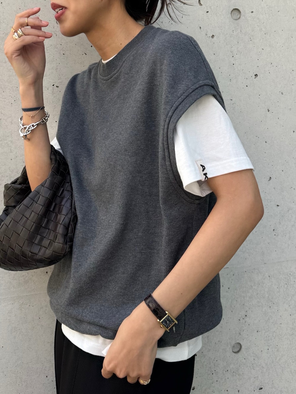 グレー系のトップス、ホワイト系のTシャツ/カットソー、ブラック系のその他パンツを着用したレディースの春コーディネートの2枚目の写真