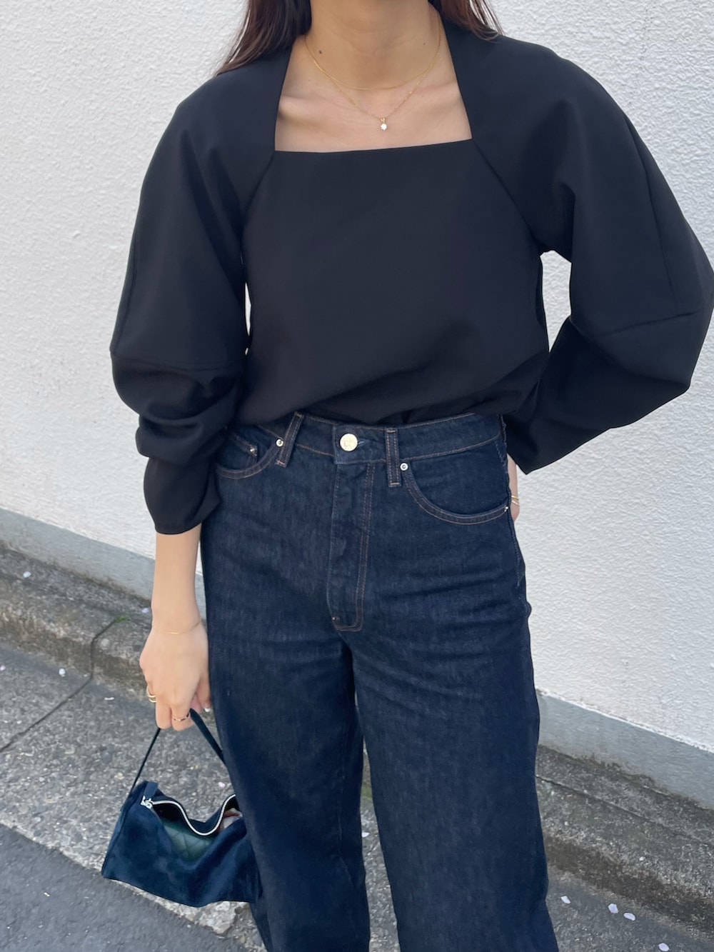 ブルー系のバッグ、ブルー系のパンツ、ベージュ系のシューズを着用したレディースの春コーディネートの2枚目の写真