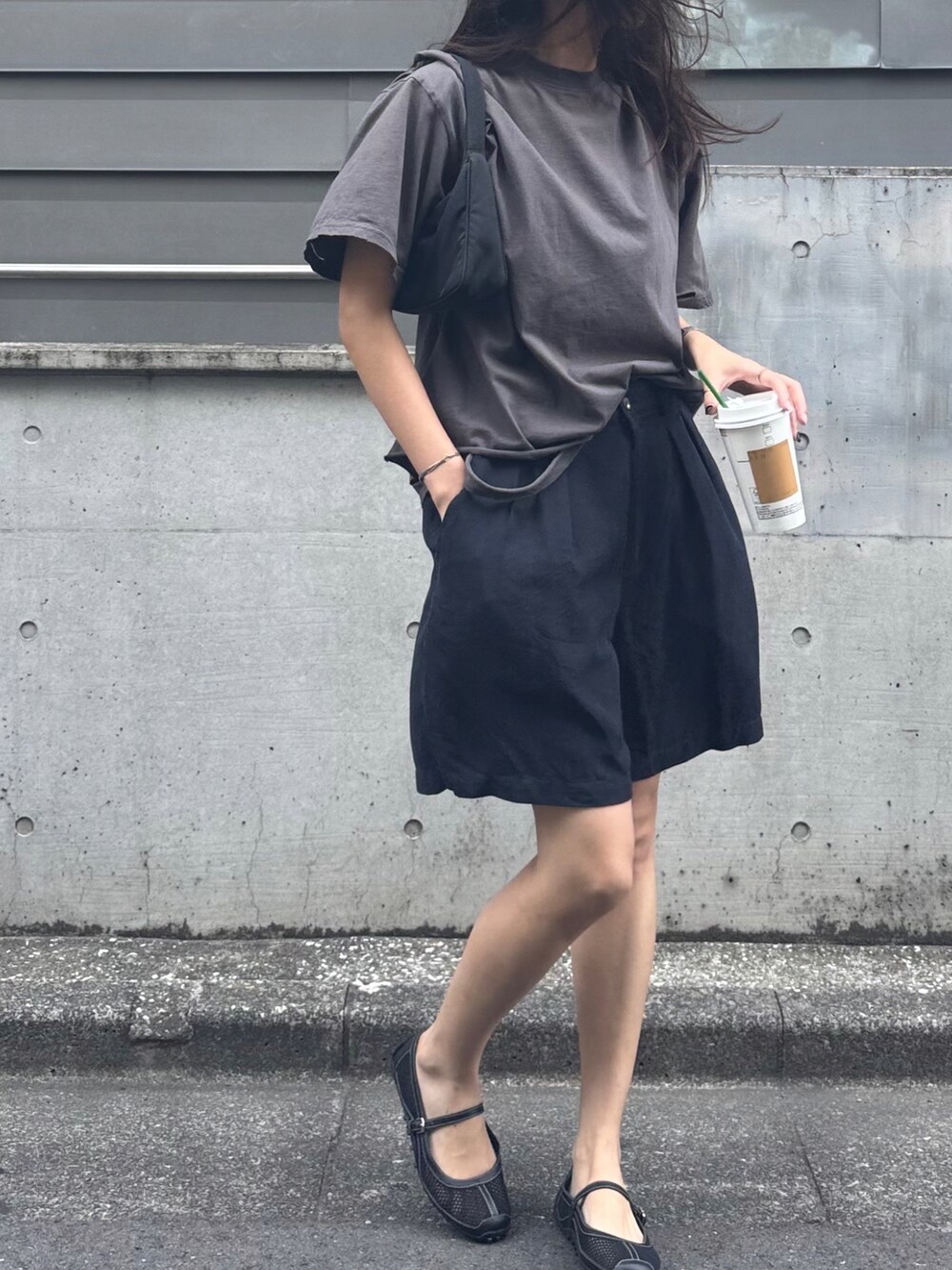 グレー系のTシャツ/カットソー、ブラック系のシューズを着用したレディースの夏コーディネートの2枚目の写真