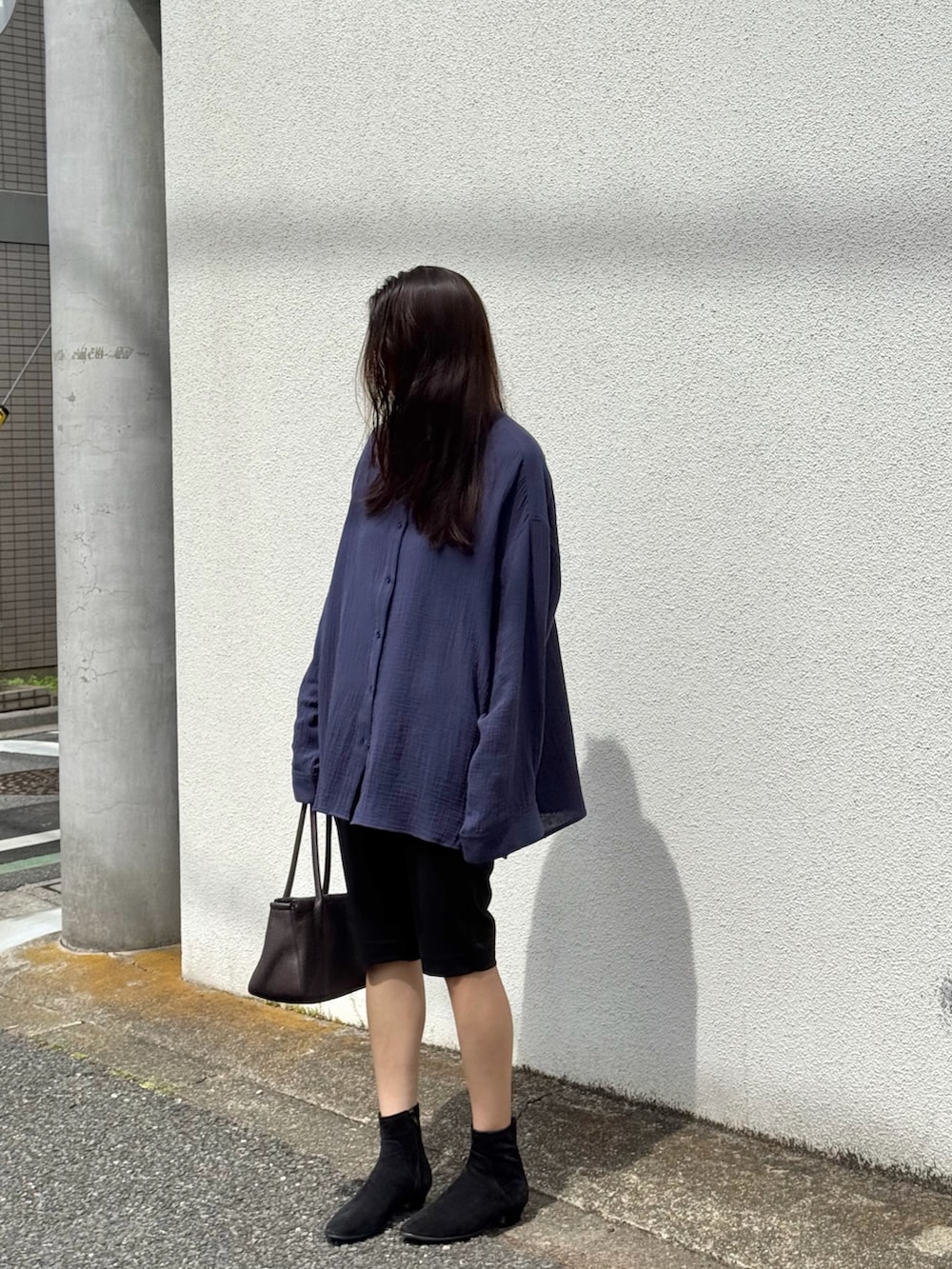 ブルー系のシャツ/ブラウス、ブラック系のその他パンツを着用したレディースの春コーディネートの2枚目の写真