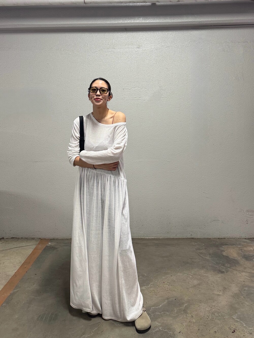 ホワイト系のワンピース、ベージュ系のシューズ、ブラウン系のキャミソールを着用したレディースの春コーディネートの2枚目の写真